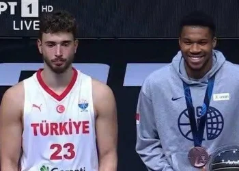 Γιάννης και Σενγκούν δεν έδωσαν τα χέρια στην ανακοίνωση της καλύτερης πεντάδας-Η φωτογραφία με το απόλυτο κοντράστ