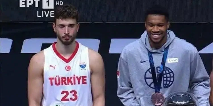 Γιάννης και Σενγκούν δεν έδωσαν τα χέρια στην ανακοίνωση της καλύτερης πεντάδας-Η φωτογραφία με το απόλυτο κοντράστ