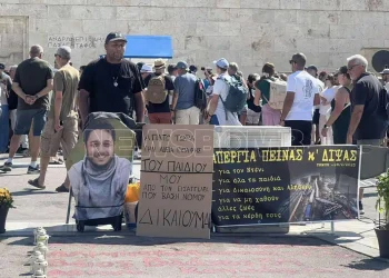 Τέμπη: Πατέρας θύματος σε απεργία πείνας και δίψας στο Σύνταγμα – Ζητά εκταφή του παιδιού του