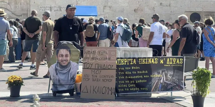 Τέμπη: Πατέρας θύματος σε απεργία πείνας και δίψας στο Σύνταγμα – Ζητά εκταφή του παιδιού του
