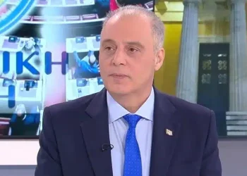 Βελόπουλος: Ζητά ενιαία αμφίεση στα σχολεία – «Ποδιά στα κορίτσια, φόρμες στα αγόρια»