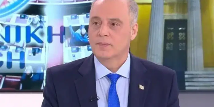 Βελόπουλος: Ζητά ενιαία αμφίεση στα σχολεία – «Ποδιά στα κορίτσια, φόρμες στα αγόρια»