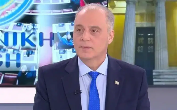 Βελόπουλος: Ζητά ενιαία αμφίεση στα σχολεία – «Ποδιά στα κορίτσια, φόρμες στα αγόρια»