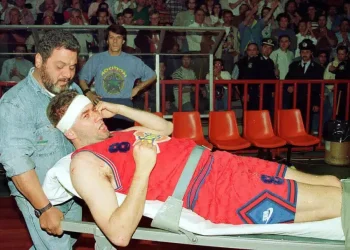 «Δε νιώθω τα πόδια μου»: Το χτύπημα του Μπόμπαν Γιάνκοβιτς στη μπασκέτα που κανείς φίλαθλος δεν θα ξεπεράσει