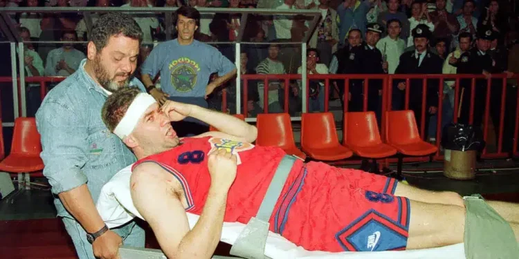 «Δε νιώθω τα πόδια μου»: Το χτύπημα του Μπόμπαν Γιάνκοβιτς στη μπασκέτα που κανείς φίλαθλος δεν θα ξεπεράσει