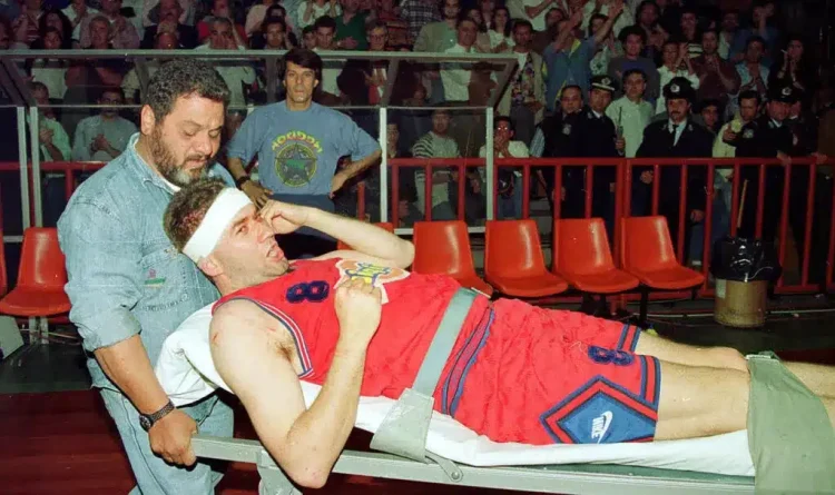 «Δε νιώθω τα πόδια μου»: Το χτύπημα του Μπόμπαν Γιάνκοβιτς στη μπασκέτα που κανείς φίλαθλος δεν θα ξεπεράσει