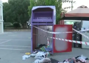 Σοκ στη Γλυφάδα: Νεκρός άνδρας που μπήκε σε κάδο ανακύκλωσης για να πάρει ρούχα