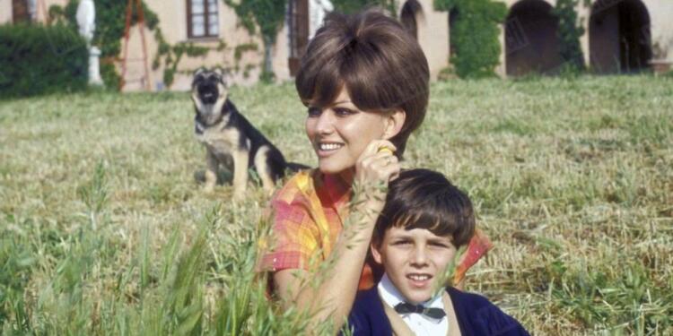 Ο «Γολγοθάς» της Κλαούντια Καρντινάλε: Ο βiασμός στα 17 της χρόνια και ο «κρυφός» γιος που παρουσίασε ως αδερφό της