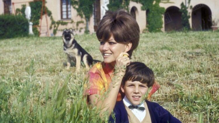 Ο «Γολγοθάς» της Κλαούντια Καρντινάλε: Ο βiασμός στα 17 της χρόνια και ο «κρυφός» γιος που παρουσίασε ως αδερφό της