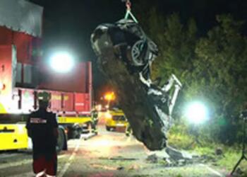 Νέα τραγωδία με Tesla: Πατέρας και τα δύο 9χρονα παιδιά του κάηκαν ζωντανοί γιατί μπλόκαραν οι πόρτες