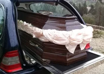 Τραγωδία σε κηδεία: Πατέρας πέθανε ενώ κουβαλούσε το φέρετρο του γιου του