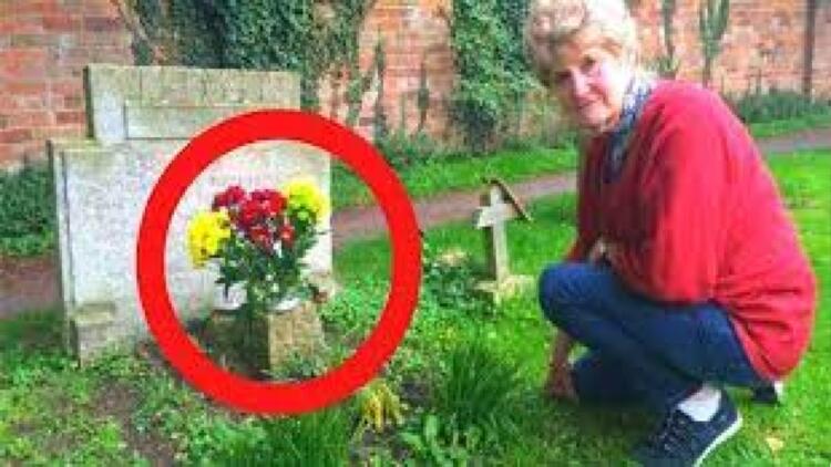 70χρονη επισκέφθηκε τον τάφο του συζύγου της και έμεινε άναυδη από αυτό που αντίκρυσε – Το γράμμα που τη συγκλόνισε