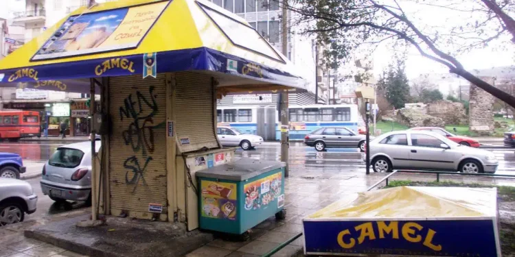 Το τέλος μιας εποχής: Η εξαφάνιση των περιπτέρων – Γιατί μπήκαν 6.300 λουκέτα σε 15 χρόνια