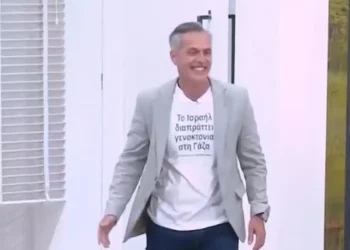 Ο Μάριος Αθανασίου με μπλουζάκι υπέρ της Παλαιστίνης στην εκπομπή της Σίσσυς Χρηστίδου