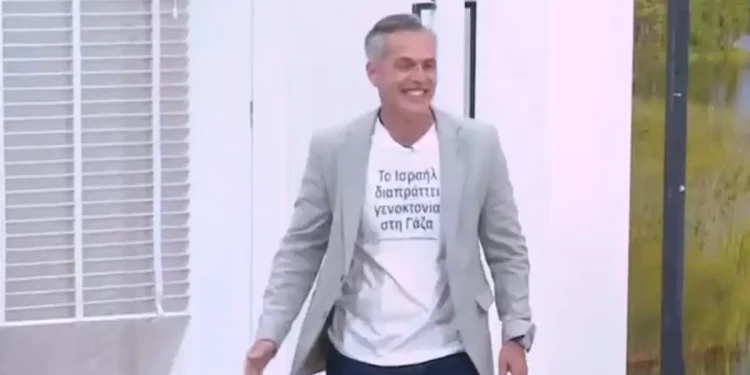 Ο Μάριος Αθανασίου με μπλουζάκι υπέρ της Παλαιστίνης στην εκπομπή της Σίσσυς Χρηστίδου