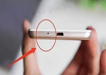 Η μικρή στρογγυλή τρύπα στο τηλέφωνο έχει μια πολύ σημαντική λειτουργία