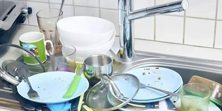 Η ψυχολογική σημασία του να αφήνεις βρώμικα πιάτα και γιατί δεν πρέπει να στοιβάζονται