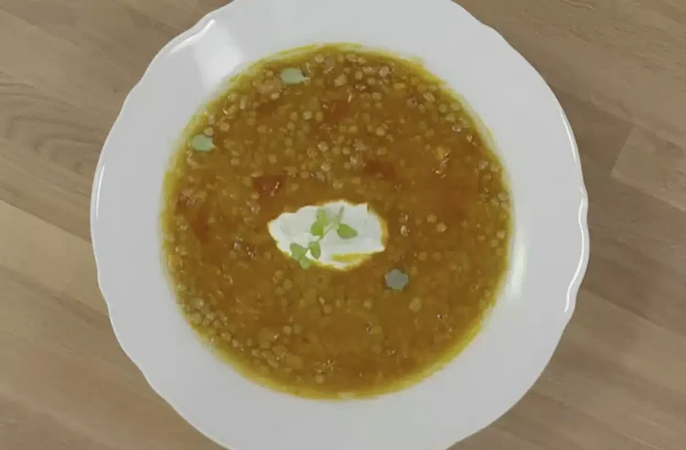 Συνταγή για φακές με το μυστικό μπαχαρικό που απογειώνει τη γεύση τους