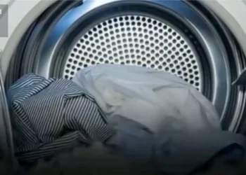 Τα πλυντήρια ρούχων διαθέτουν μια ειδική λειτουργία που βοηθά να στεγνώσουν τα ρούχα πιο γρήγορα