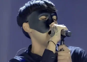 Στέλιος Καζαντζίδης: Ποιος ήταν ο νεαρός με τη μάσκα που ερμήνευσε το «Όταν βλέπετε να κλαίω»; Υποκλίθηκε όλο το Καλλιμάρμαρο