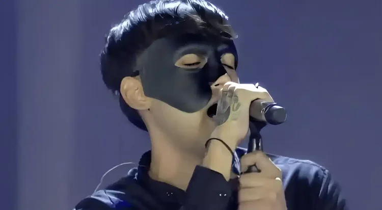 Στέλιος Καζαντζίδης: Ποιος ήταν ο νεαρός με τη μάσκα που ερμήνευσε το «Όταν βλέπετε να κλαίω»; Υποκλίθηκε όλο το Καλλιμάρμαρο