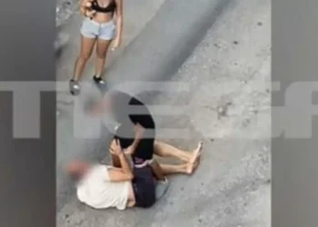 Βίντεο-σοκ: 14χρονος ξυλοκοπεί 60χρονο που του έκανε παρατήρηση