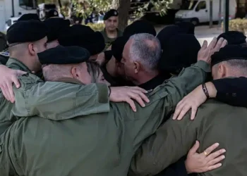 Συγκινητική στιγμή στη ΔΕΘ: Οι γονείς του αδικοχαμένου αρχιφύλακα Γιώργου Λυγγερίδη συναντούν τη διμοιρία του