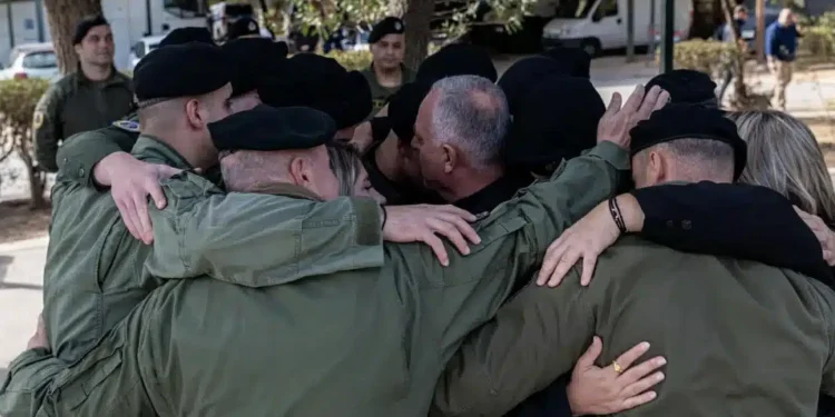 Συγκινητική στιγμή στη ΔΕΘ: Οι γονείς του αδικοχαμένου αρχιφύλακα Γιώργου Λυγγερίδη συναντούν τη διμοιρία του