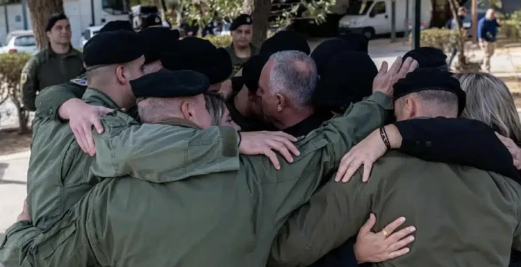 Συγκινητική στιγμή στη ΔΕΘ: Οι γονείς του αδικοχαμένου αρχιφύλακα Γιώργου Λυγγερίδη συναντούν τη διμοιρία του