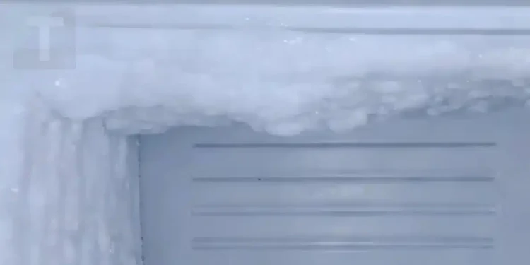 Η γιαγιά μου, μου έμαθε αυτό το κόλπο για να ξεπαγώνει την κατάψυξη γρήγορα και με σχεδόν μηδέν προσπάθεια. Δείτε πώς λειτουργεί.