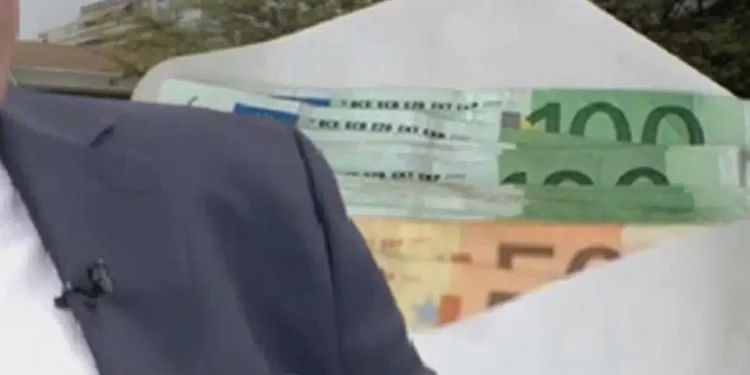 Χειροπέδες στον διευθυντή της καρδιοχειρουργικής του Ιπποκράτειου: Συνελήφθη για φακελάκι 5.000 εupώ – Αuτός είναι