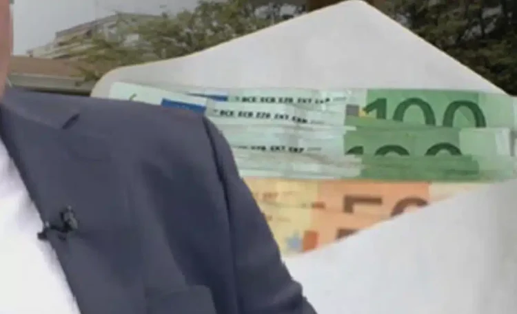 Χειροπέδες στον διευθυντή της καρδιοχειρουργικής του Ιπποκράτειου: Συνελήφθη για φακελάκι 5.000 εupώ – Αuτός είναι