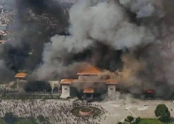 Σοκ στο Νεπάλ: Στις φλόγες το κοινοβούλιο, κλειστά αεροδρόμια, επιθέσεις σε σπίτια πολιτικών – Έκαψαν ζωντανή τη σύζυγο πρώην πρωθυπουργού