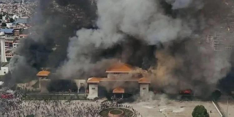 Σοκ στο Νεπάλ: Στις φλόγες το κοινοβούλιο, κλειστά αεροδρόμια, επιθέσεις σε σπίτια πολιτικών – Έκαψαν ζωντανή τη σύζυγο πρώην πρωθυπουργού