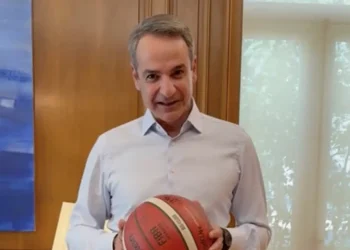 Ο Κυριάκος Μητσοτάκης με μπάλα μπάσκετ και «Final Countdown» στο Μαξίμου