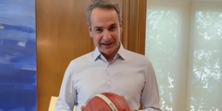 Ο Κυριάκος Μητσοτάκης με μπάλα μπάσκετ και «Final Countdown» στο Μαξίμου