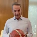 Ο Κυριάκος Μητσοτάκης με μπάλα μπάσκετ και «Final Countdown» στο Μαξίμου