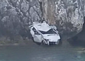 Νέα τραγωδία στην χώρα μας με νεκρό έναν νέο άνθρωπο: 23χρονος νεκρός σε τροχαίο με πτώση αυτοκινήτου στη θάλασσα