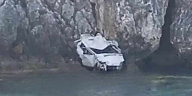 Νέα τραγωδία στην χώρα μας με νεκρό έναν νέο άνθρωπο: 23χρονος νεκρός σε τροχαίο με πτώση αυτοκινήτου στη θάλασσα