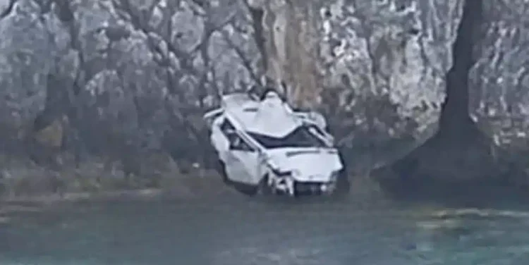 Νέα τραγωδία στην χώρα μας με νεκρό έναν νέο άνθρωπο: 23χρονος νεκρός σε τροχαίο με πτώση αυτοκινήτου στη θάλασσα