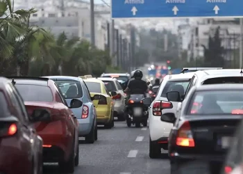 Σε ισχύ ο νέος ΚΟΚ από σήμερα: Έως και 2.000 πρόστιμο για κινητό στην οδήγηση, έως 8.000 εupώ για όριο ταχύτητας
