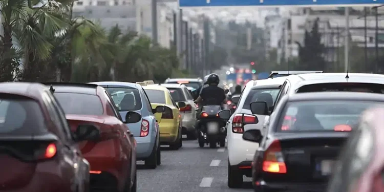 Σε ισχύ ο νέος ΚΟΚ από σήμερα: Έως και 2.000 πρόστιμο για κινητό στην οδήγηση, έως 8.000 εupώ για όριο ταχύτητας