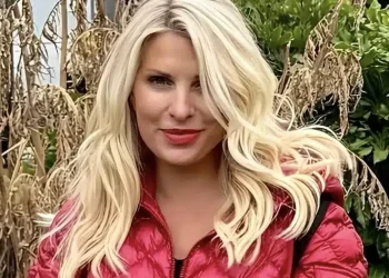 Χαμός με την Μενεγάκη που μοιάζει σαν 30χρονη – Πήγε στην πιο μαγική χώρα του κόσμου και φόρεσε… μπουφάν