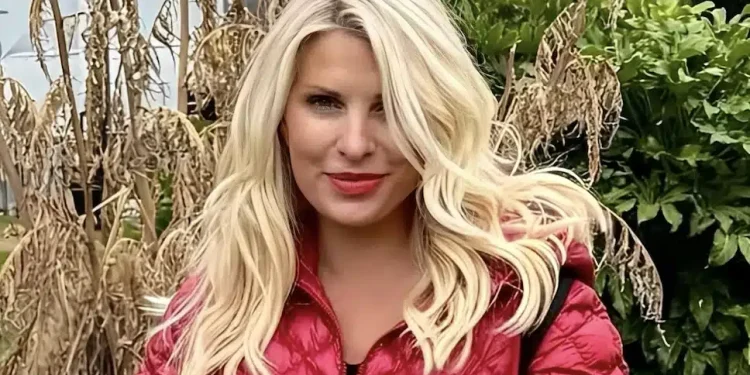 Χαμός με την Μενεγάκη που μοιάζει σαν 30χρονη – Πήγε στην πιο μαγική χώρα του κόσμου και φόρεσε… μπουφάν