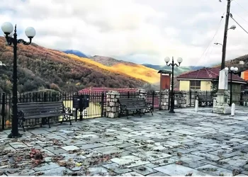 «Ελάτε να ζήσετε εδώ» – Το ελληνικό χωριό που προσφέρει στέγη και εργασία σε νέες οικογένειες για να το ζωντανέψουν