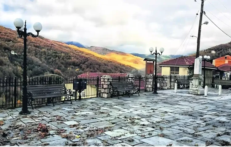 «Ελάτε να ζήσετε εδώ» – Το ελληνικό χωριό που προσφέρει στέγη και εργασία σε νέες οικογένειες για να το ζωντανέψουν