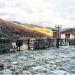 «Ελάτε να ζήσετε εδώ» – Το ελληνικό χωριό που προσφέρει στέγη και εργασία σε νέες οικογένειες για να το ζωντανέψουν