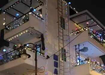 Το ζουν από νωρίς: Ολόκληρη πολυκατοικία στη Θεσσαλονίκη έχει «ντυθεί» Χριστουγεννιάτικα από τις αρχές Σεπτεμβρίου