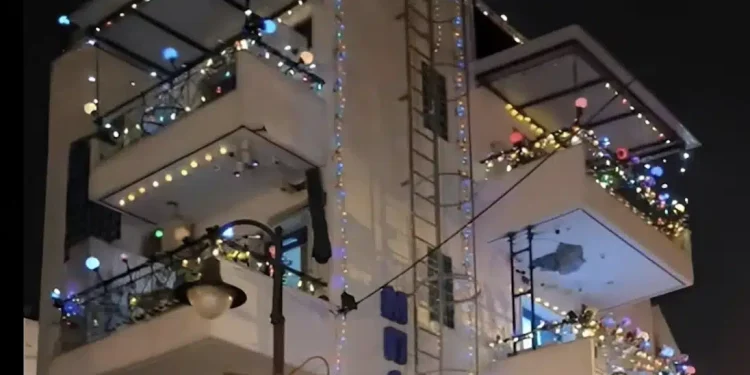 Το ζουν από νωρίς: Ολόκληρη πολυκατοικία στη Θεσσαλονίκη έχει «ντυθεί» Χριστουγεννιάτικα από τις αρχές Σεπτεμβρίου