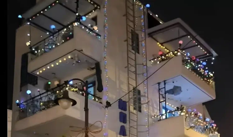 Το ζουν από νωρίς: Ολόκληρη πολυκατοικία στη Θεσσαλονίκη έχει «ντυθεί» Χριστουγεννιάτικα από τις αρχές Σεπτεμβρίου